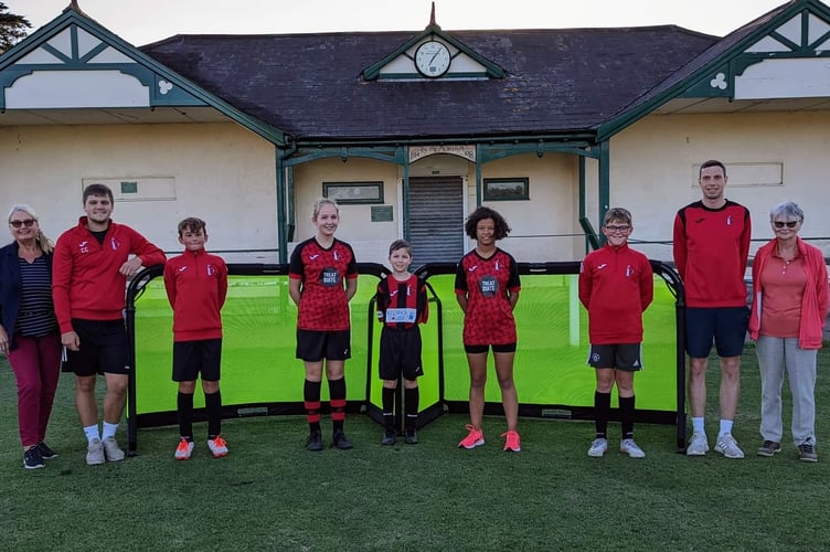 Long-serving volunteers from the Harbour Community Bookshop, Rosemary Rutter and Michelle Giroux are pictured with adult players Charley Clausen & Eben Harding along with Jayda Swaby-Halls, Charlotte Humphries, Ethan Humphries, Jamie Roberts & Cameron Stevens from the Clubs youth teams.