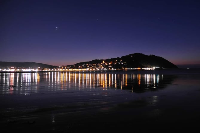 Venus and Jupiter pictured 'kissing' over Minehead by resident New Rimes