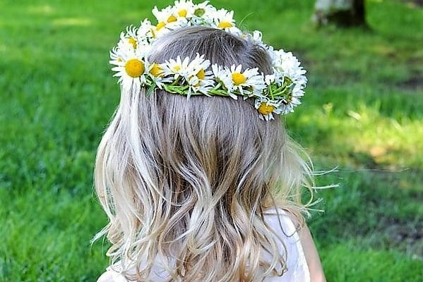 A crown of daisies