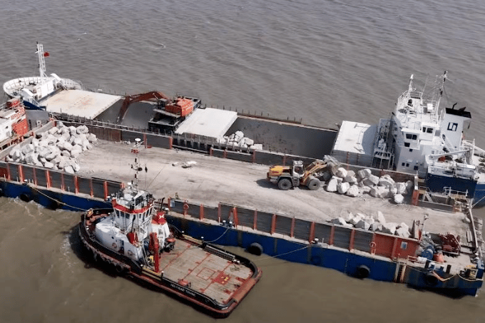 The Hagland SAGA delivering a shipment of granite to Minehead.