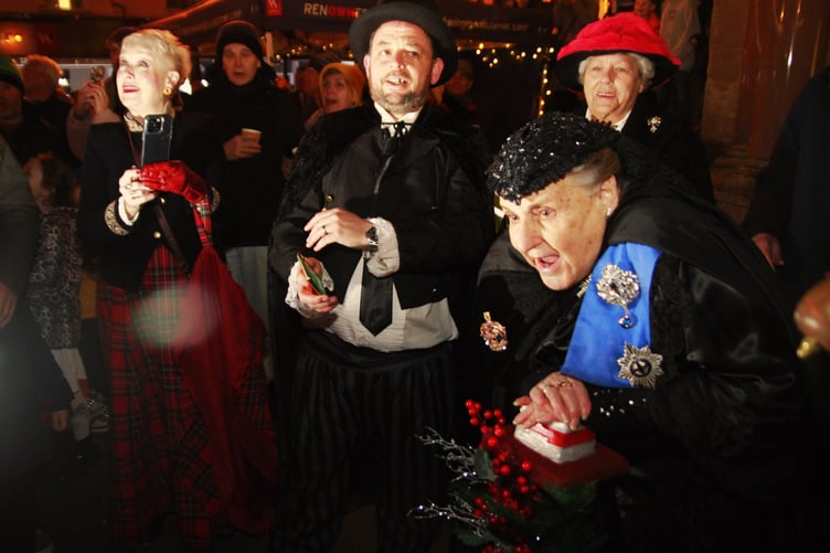 'Queen Victoria' switches on Minehead's Christmas lights.