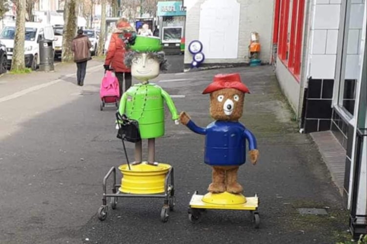 Two metalheads on the pavement in the Avenue