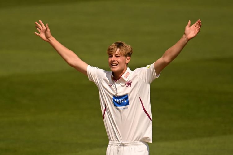 Alfie Ogborne signs Somerset contract extension