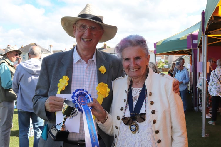 Alan Jones receives the flower section trophy from Watchet Mayor CllrLoretta Whetlor.