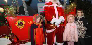 Crowds join town's Victorian Christmas extravaganza