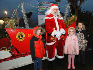 Crowds join town's Victorian Christmas extravaganza