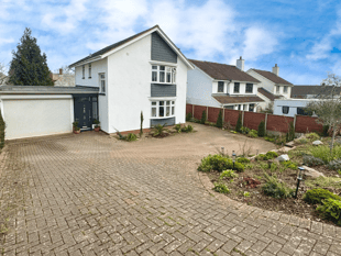 Modern property in prime Minehead location available for £585,000