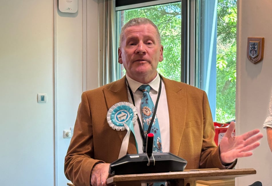 Councillor sorry he was caught urinating in residential area