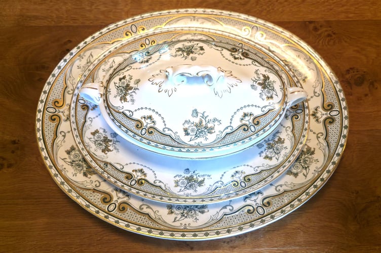 Items from the dinner service