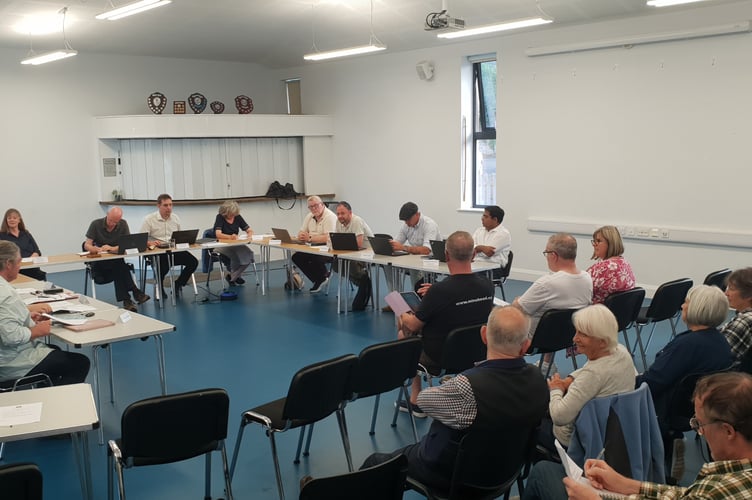 A meeting of Minehead Town Council was held to discuss an auditor's report on an 'unlawful' £25,000 payment to a former mayor.