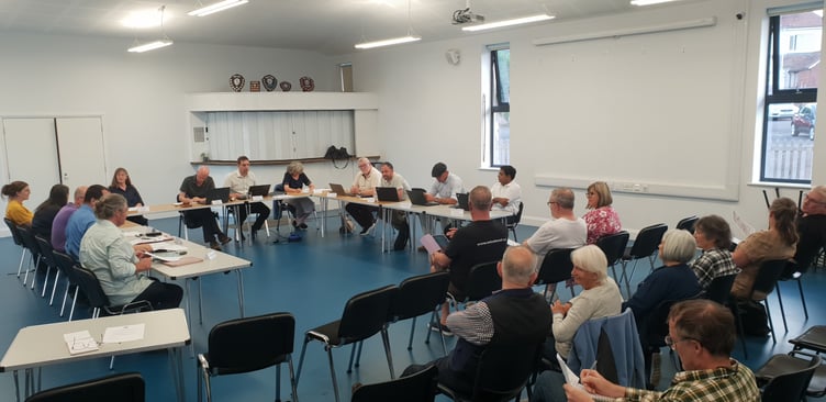 A meeting of Minehead Town Council was held to discuss an auditor's report on an 'unlawful' £25,000 payment to a former mayor.