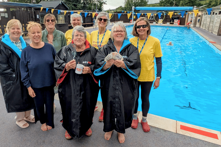 Bacon butty early morning swimmers have raised more than £200 for Wivey Pool's building project.
