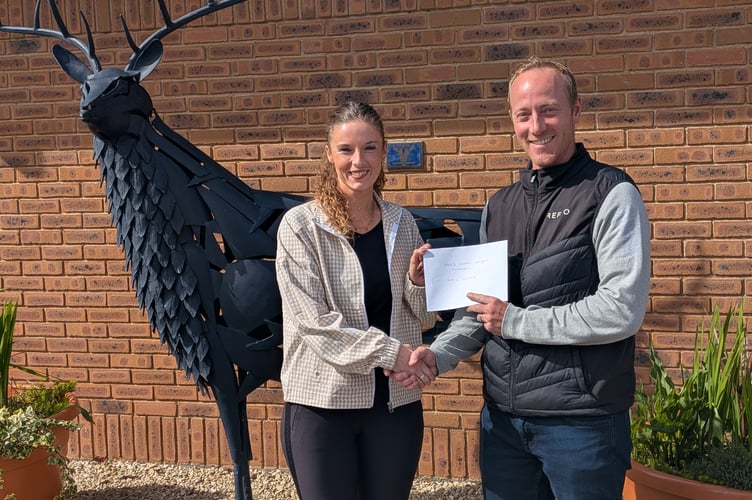 Alice Plumb, golf professional, presenting the prize to Neil Wicks, winner of the Enmore Park Golf Club Summer League 