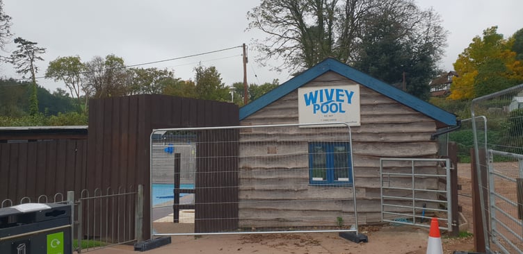 A £250,000 project to refresh Wiveliscombe's outdoor swimming pool has started.