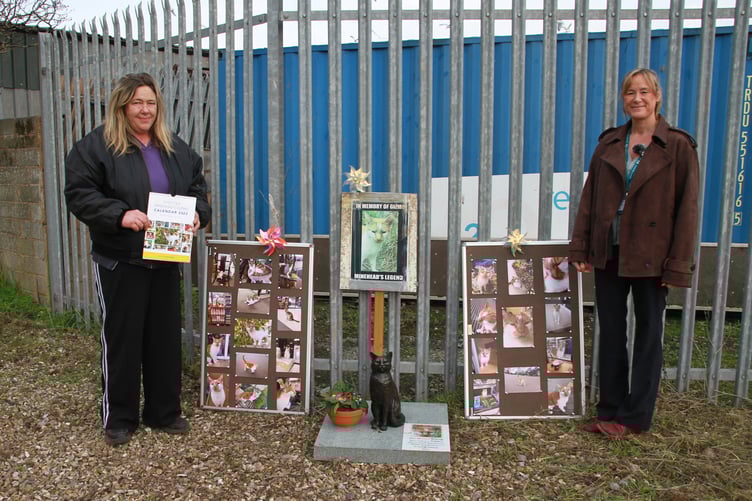 Angela Chilcott (left) unveiled a memorial statue of Minehead cat Gizmo, accompanied by Somerset Cllr Cara Strom.