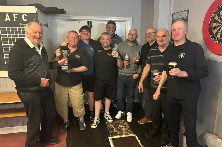 League president David Sully presents the winners Pinheads with the Landlords Cup.