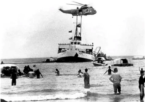 Passengers and crew on the stricken pleasure steamer Prince Ivanhoe are rescued in 1981.