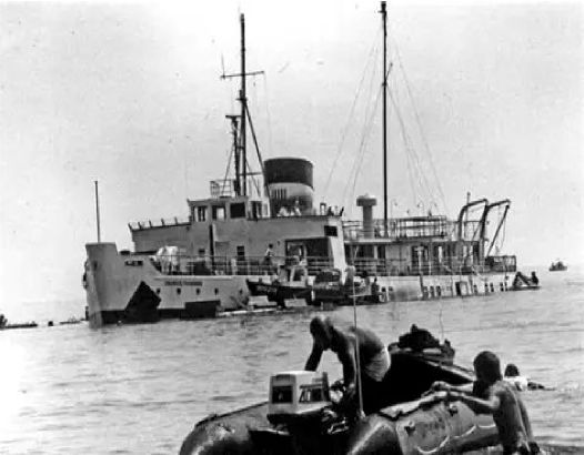 Rescuers set out to bring passengers and crew to safety from the grounded Prince Ivanhoe in 1981.