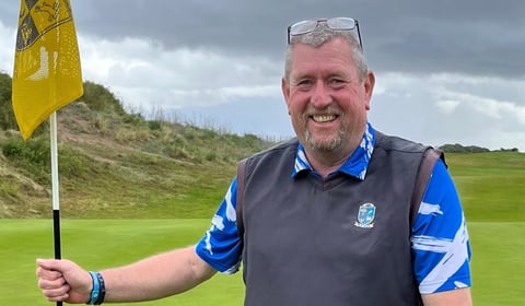 Golfers take part in 'reverse waltz' competition 