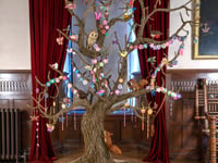 Living tree sculpture takes root in castle