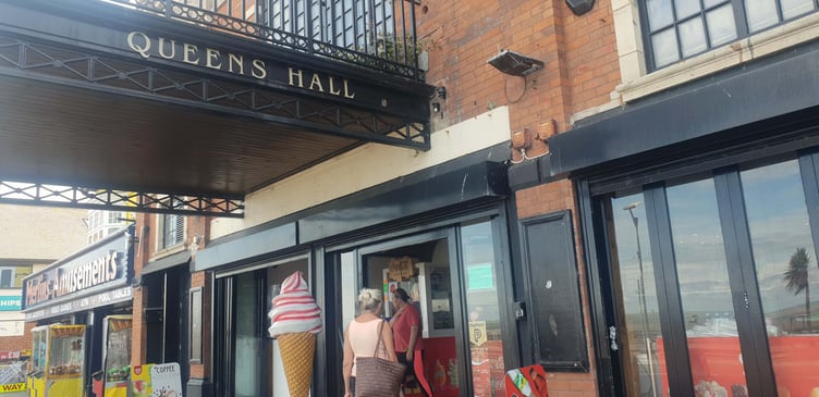 A temporary new Post Office has opened in Minehead's sea front Queens Hall.