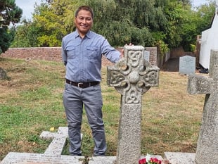 Nepal man's grave visit to pay his respect