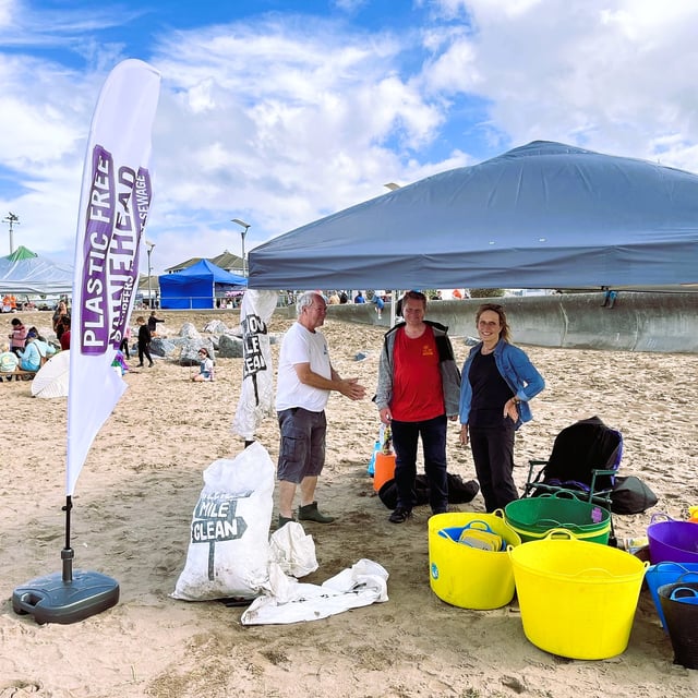 Festival beach clean-up by volunteers