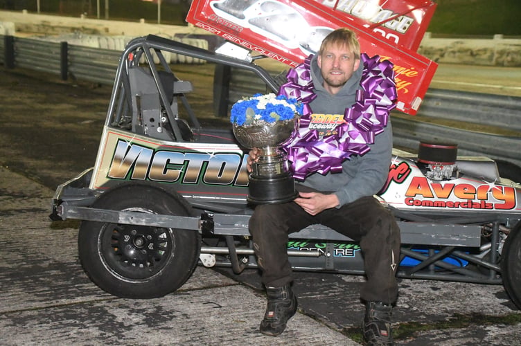 Jamie Avery with the Benevolent Fund Trophy Rosebowl